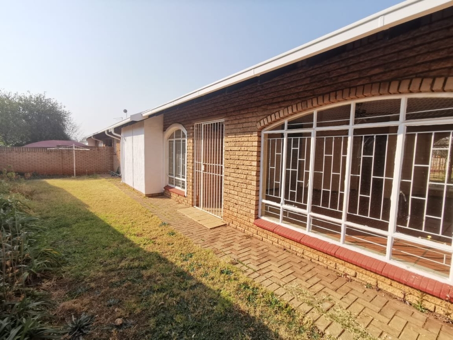 To Let 3 Bedroom Property for Rent in Dassie Rand North West